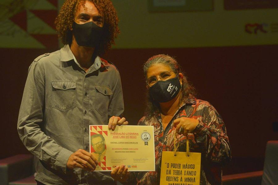 premiado-na-categoria-poesia-e-rafael-lopes-de-vasconcelos-com-a-obra-vencedora-insuspeitado-sentimento-thercles-silva.jpg