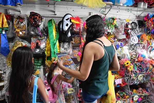 Consumidor entra no clima e anima comerciantes de João Pessoa