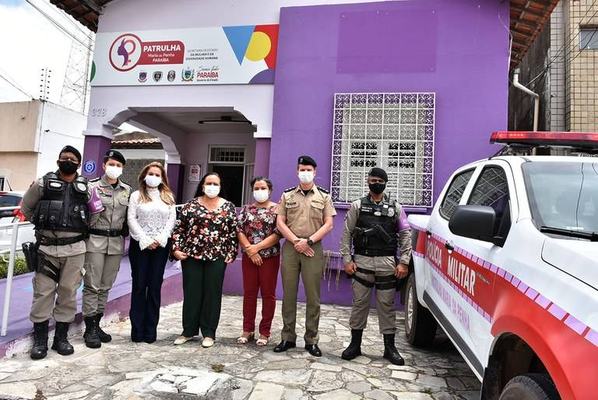 Primeira-dama conhece trabalho e ressalta importância da Patrulha Maria da Penha