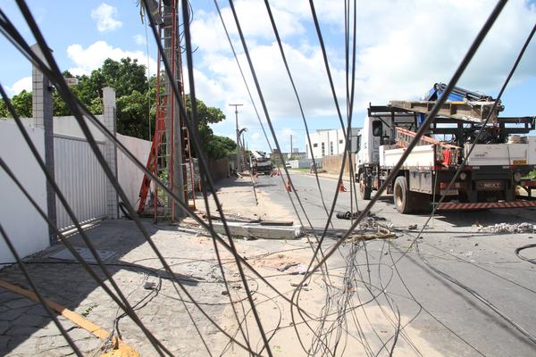 Carreta destrói nove postes e deixa população sem energia no Bessa