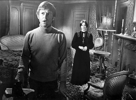 roddy-mcdowall_e_pamela-franklin-a-casa-da-noite-eterna-1973-www-imdb-com.jpg