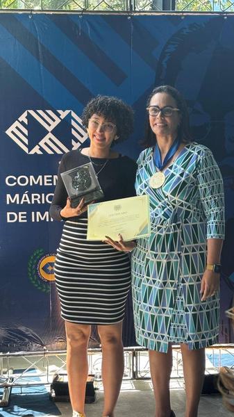 samantha-pimentel-recebendo-a-comenda-credito-marcos-moraes-2.jpeg