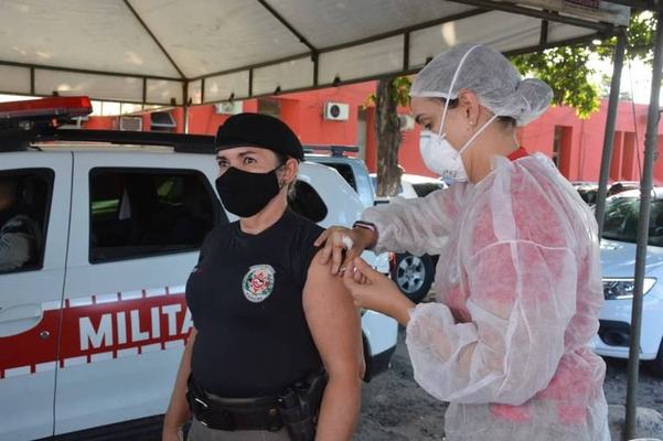Segurança aplica novo lote de vacinas e a meta é imunizar todo efetivo contra o coronavírus até a próxima semana