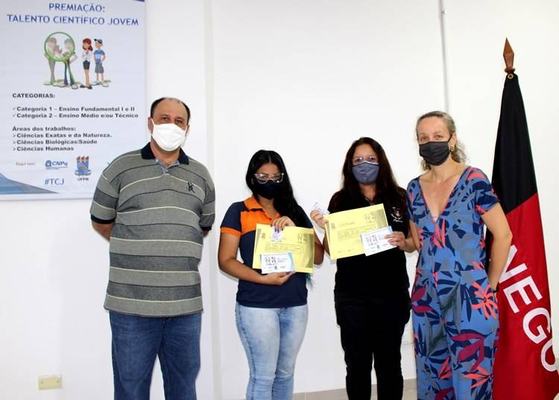 Professora e aluna da Escola Integral Daura Santiago recebem prêmio da UPFB no Talento Científico Jovem