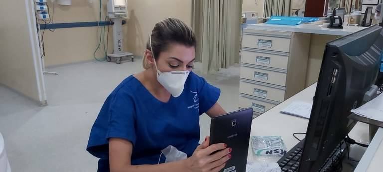 Televisita aproxima familiares e pacientes internados com Covid-19 no Hospital de Trauma