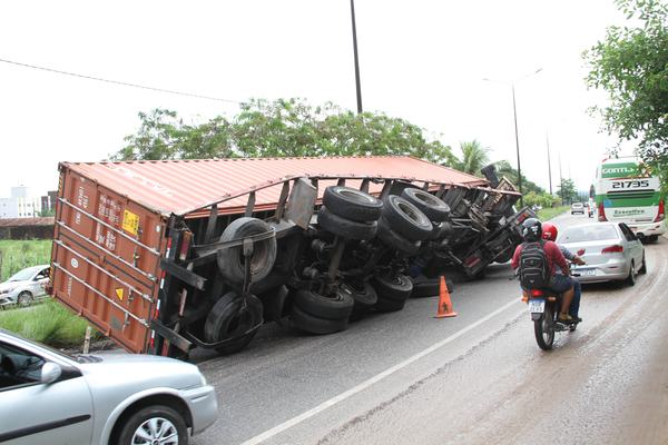 Colisão de carretas bloqueia o Acesso Oeste