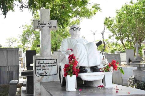 tumulo-onde-esta-enterrado-padre-ze-foto-de-2023-de-roberto-guedes.jpg