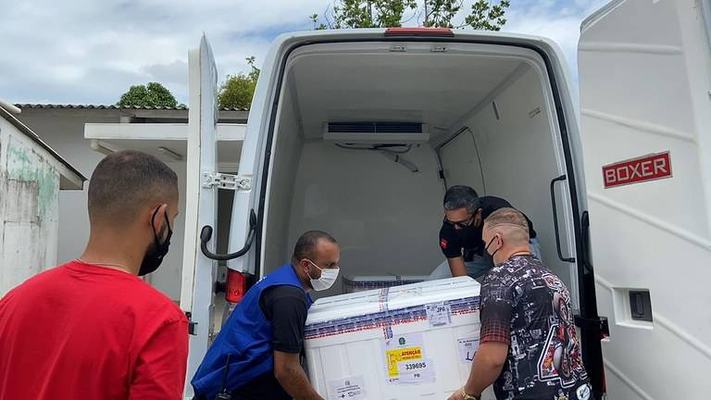 SES distribui 63.300 novas doses de vacina contra a Covid-19