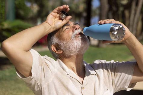 velho-lutando-com-alta-temperatura-foto-freepick.jpg