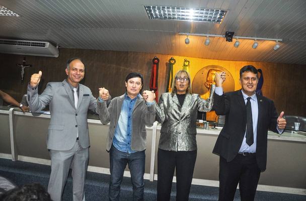 Quatro vereadores são empossados