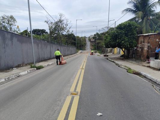 Via é interditada nos Bancários após deslizamento de terra